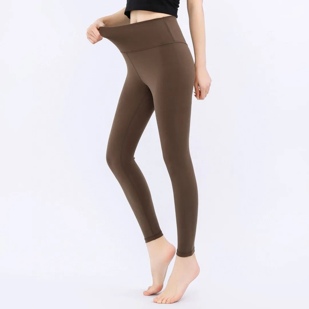 Model photo provided by Lululemon Lulu Yoga Pants Nude Seamless High-Waist Tight Fitness Quick-drying Women's Butt Lift Pants Design Concept~ Create a skin-friendly naked feeling, the special fabric is light and smooth, allowing you to focus on your practice. We have added a pocket design to this model to store small items! Fabric + Features The fabric is light and smooth, with four-sided stretch. Fabric ~ 25 spandex + 75 nylon (the same fabric as Lu Lu) is comfortable and stretchable and not easy to deform. Technology ~ Four needles and six threads are powerful (the same technology as Lu Lu). Technology ~ Italian elastic high silk thread (full elasticity, fit and slimming). High waist design, the waist is flat and fit, reducing tightness! Perfect for wrapping fat! Show your body shape better! Size S M L XL Color Purple Gray Black Bean Green Coffee Brown Rhino Gray